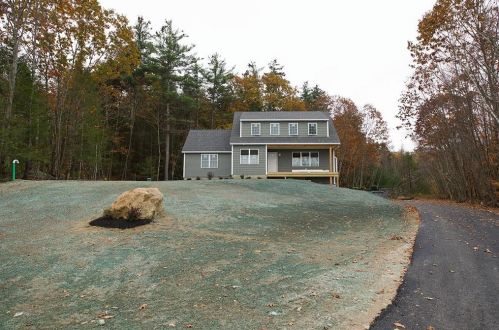 20 Diane Ln, Sandown, NH 03873 exterior