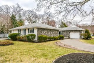 2 Parker Cir, Wakefield, MA 01880 exterior