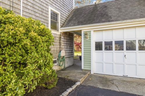 29 Willow Ave, Middletown, RI 02842 exterior
