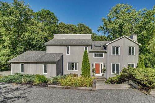 30 Captains Watch, Huntington, CT 06484 exterior