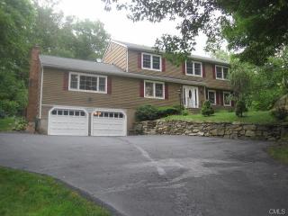 71 Rolling Wood Dr, Bridgeport, CT 06611 exterior