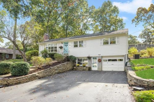 136 Maplewood Dr, East-Greenwich, RI 02818 exterior