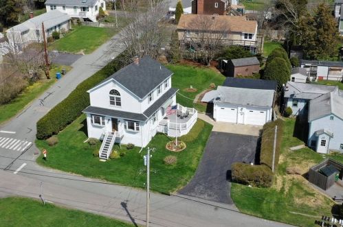 147 Renfrew Ave, Middletown, RI 02842 exterior