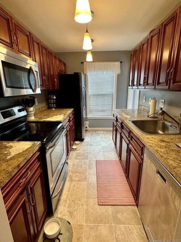13 Riverview Dr, East-Windsor, CT 06088 exterior