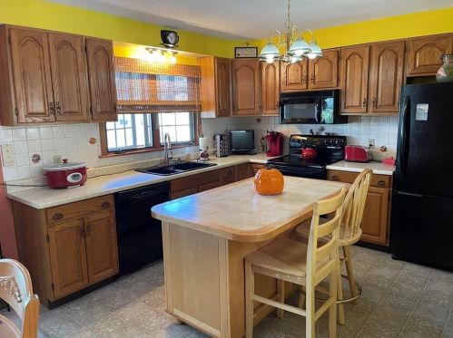 118 Kenyon Rd, Tiverton, RI 02878 exterior