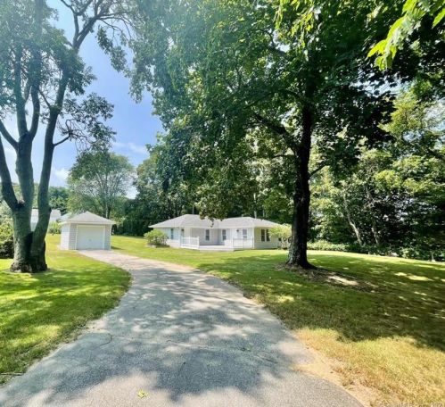 13 Calkins Rd, East-Lyme, CT 06333 exterior
