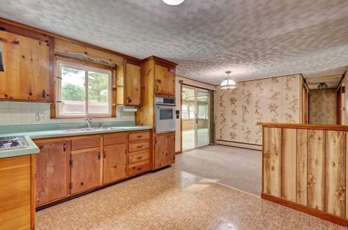 26 Iroquois Rd, Enfield, CT 06082 exterior