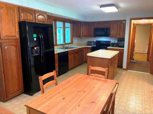 4 Nicholas Cir, Waterbury, CT 06716 exterior