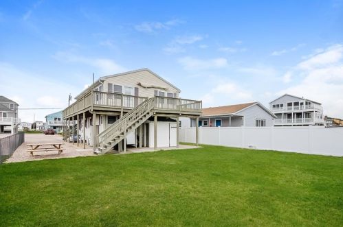 21 Montauk Ave, Westerly, RI 02891 exterior