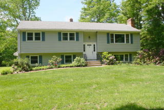 35 Mountainside Dr, Upper-Stepney, CT 06468 exterior