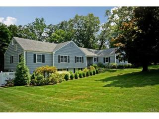 28 Holly Ln, Tokeneke, CT 06820 exterior