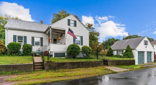 28 Hewes St, Cumberland, RI 02864 exterior