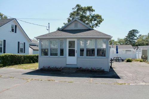 29 Pleasant St, Wareham, MA 02571 exterior