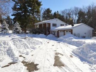 8 Sherwood Cir, Salem, NH 03079 exterior