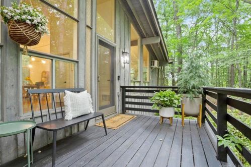 38 Laurel Ledge Ct, Stamford, CT 06903 exterior