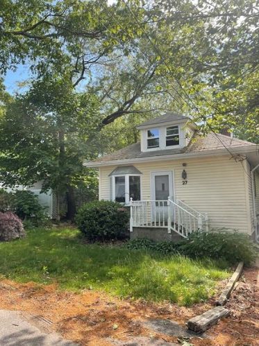 27 Cliff Rd, Warwick, RI 02889 exterior