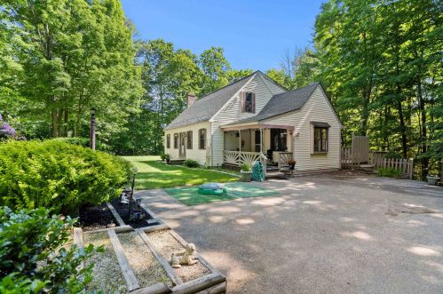 94 Hampstead Rd, Sandown, NH 03873 exterior