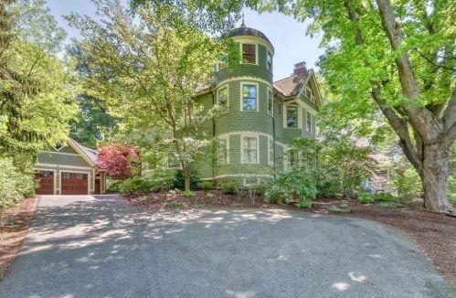 2 Maple Rd, Winchester, MA 01890 exterior