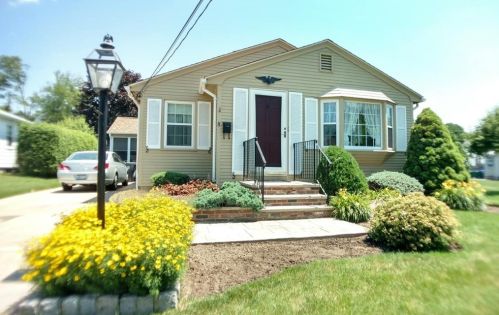 8 Oregon Ave, North-Providence, RI 02911 exterior