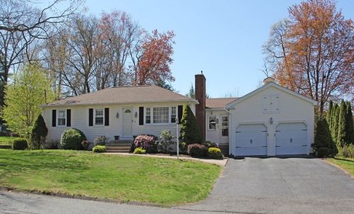 39 Robinson Dr, Montgomery, MA 01085 exterior