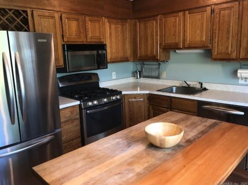 18 Alexander Pl, Wapping, CT 06074 exterior