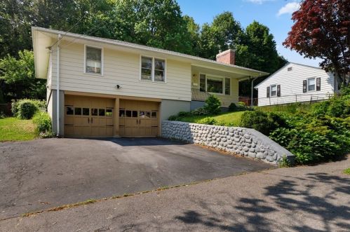 8 Hillsboro Rd, Worcester, MA 01605 exterior