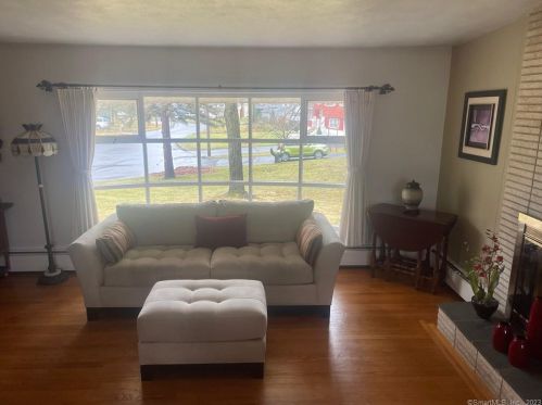 29 Jonathan Cir, Windsor, CT 06095 exterior