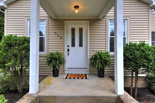850 Cutspring Rd, Stratford, CT 06614 exterior