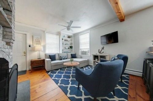 5 Stewart St, Newport, RI 02840 exterior