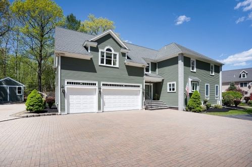 8 Sasha Cir, Peabody, MA 01960 exterior