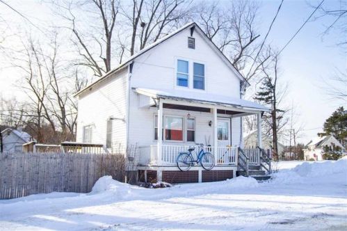 5 Overland St, Laconia, NH 03246 exterior