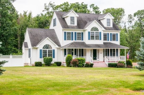 8 Red Oak Dr, Plaistow, NH 03865 exterior